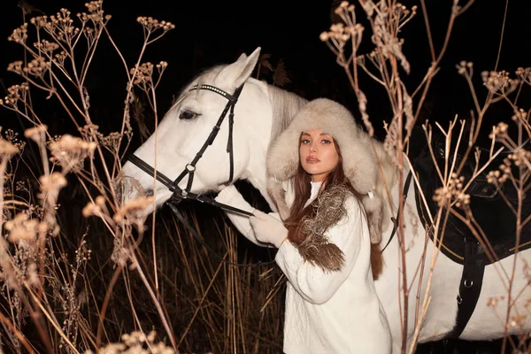 Pretty young woman walking with white horse — 스톡 사진