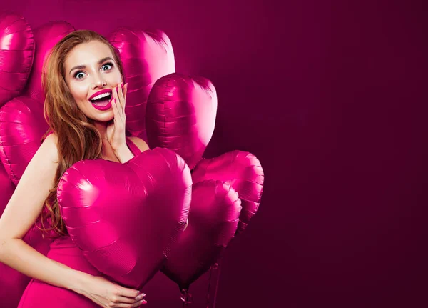 情人节概念卡片的背景。快乐兴奋的女人，开心的拿着心气球 — 图库照片