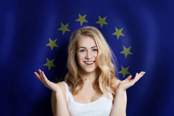 Mulher feliz surpresa contra o fundo da bandeira da UE . — Fotografia de Stock