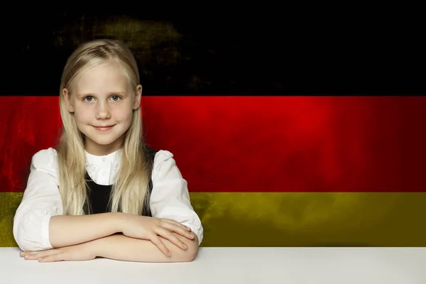 Pensando menina estudante criança contra o fundo bandeira da Alemanha . — Fotografia de Stock