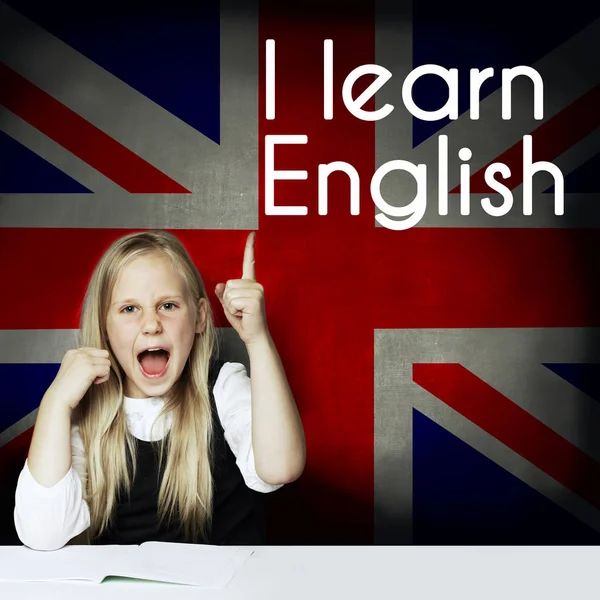 Ingiltere bayrağı arka planda mutlu akıllı çocuk. Ingilizce öğrenin — Stok fotoğraf