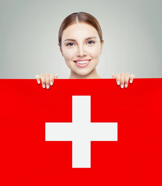 Liebe Schweiz. glückliche Frau mit Schweizer Flagge Hintergrund. — Stockfoto