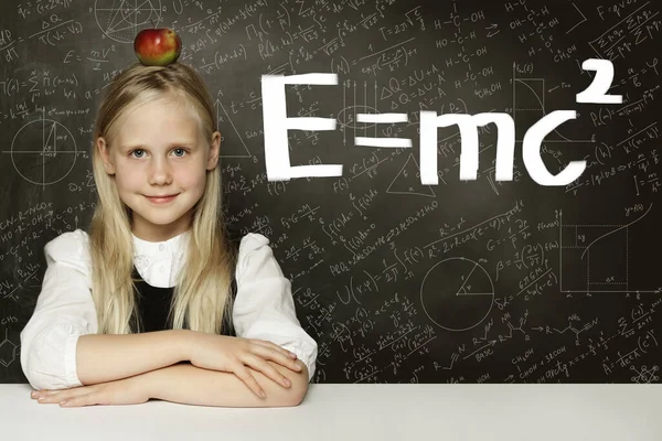 Elma ve bilim geçmişi olan küçük bir kız öğrenci.. — Stok fotoğraf