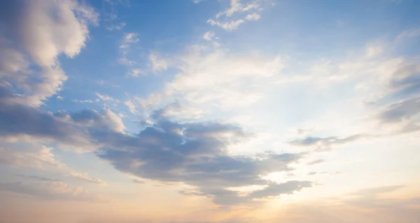 Cielo azul nubes fondo. Hermoso paisaje con nubes — Foto de Stock