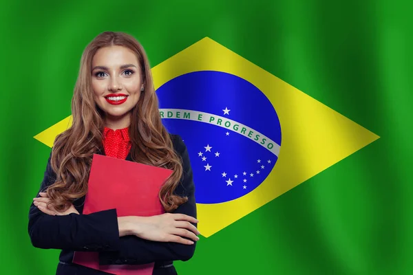 Концепция Бразилии с симпатичной студенткой против бразильского флага — стоковое фото