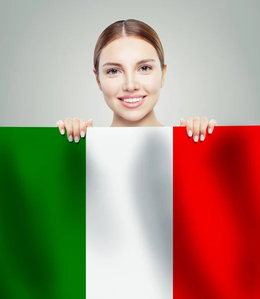 愛のイタリアのコンセプトです。イタリアの国旗と幸せな女 — ストック写真