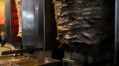 Türk, Yunan ya da Arap usulü tavuk kebabı. Şef geleneksel et hazırlıyor ve yapıyor. Shawarma veya jiroskoplar.