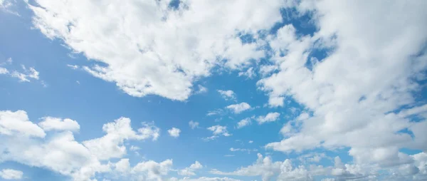 Ciel bleu nuages fond. Beau paysage avec nuages sur le ciel — Photo