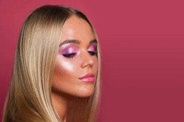 Makyajlı ve sarı saçlı güzel bir kadın.