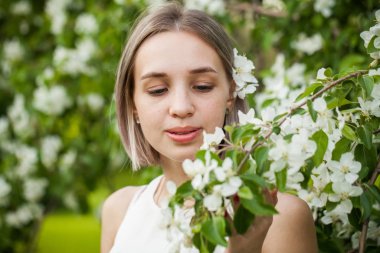 Açık havada sarı saçlı çekici bir genç kadın.