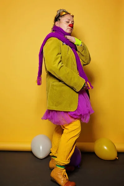 Payaso personaje actriz mujer sobre fondo amarillo, estudio retrato — Foto de Stock