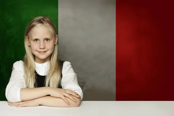 Denkende kind meisje student tegen de Italiaanse vlag achtergrond. — Stockfoto