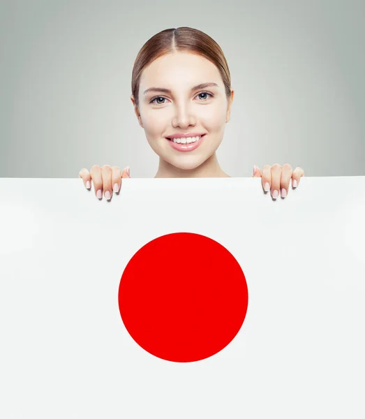 Λατρεύω την Ιαπωνία. Νεαρή γυναίκα με ιαπωνική σημαία φόντο. — Φωτογραφία Αρχείου
