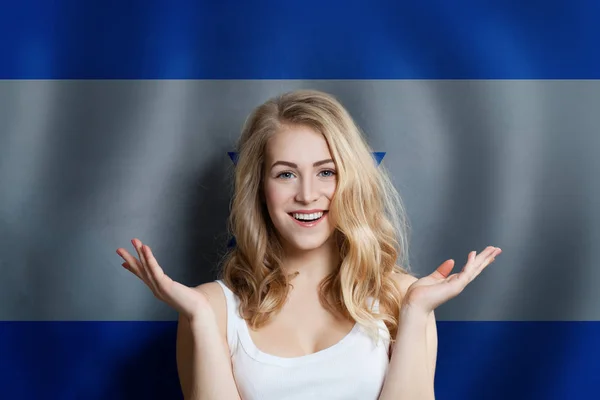 Beautiful happy young woman showing white paper against the Israel flag background. Live, education and work in Israel — Stock Photo, Image