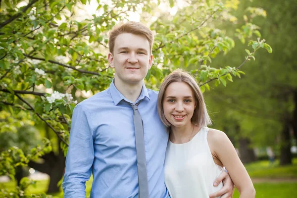 Šťastný mladý pár. Mladý muž a žena venku portrét — Stock fotografie