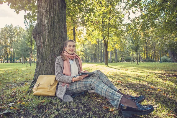 Wanita pebisnis sejati dengan laptop tablet bekerja di luar ruangan di taman — Stok Foto