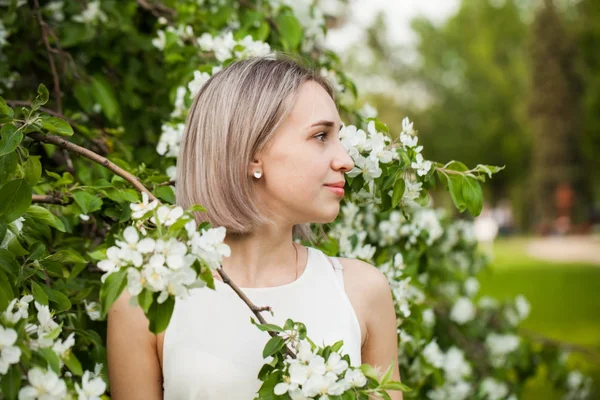 Mujer bonita joven con corte de pelo bob rubia al aire libre. Chica sana —  Fotos de Stock