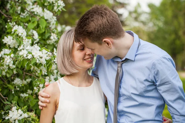 Unga par förälskade. Ung man och kvinna utomhus porträtt — Stockfoto