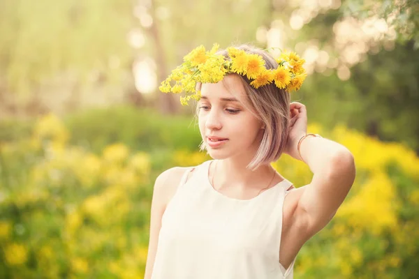 Mulher de primavera em flores jardim ao ar livre . — Fotografia de Stock