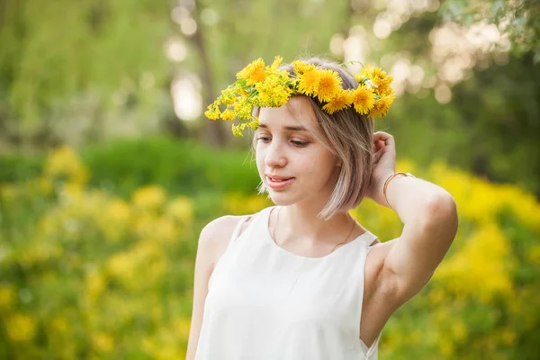 Retrato de jovem mulher primavera no jardim de flores — Fotografia de Stock