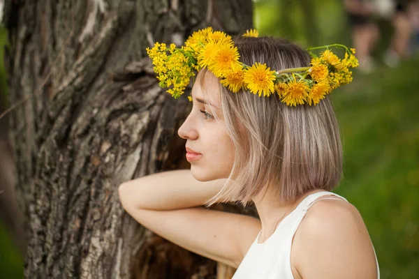 Joven mujer bonita en flores amarillas corona al aire libre . —  Fotos de Stock