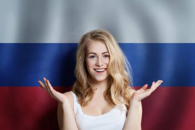 Rusya konsepti, mutlu, Rus bayrağı geçmişi olan güzel bir kız. Seyahat ve eğitim kavramı