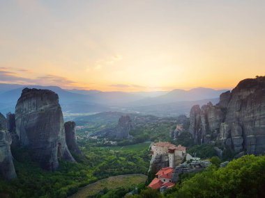 Kayalıklardaki manastırlar ve güzel günbatımı, Meteora, Yunanistan. 