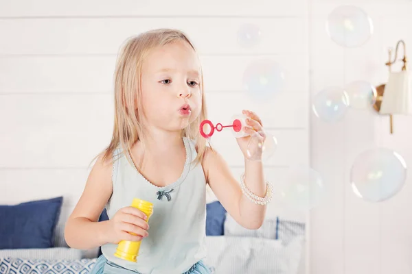 Ritratto Divertente Bambina Che Soffia Bolle Casa — Foto Stock