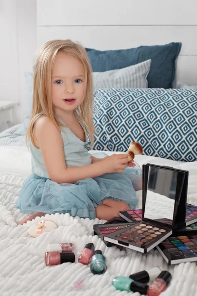 Pretty Little Girl Kosmetyki Makijaż Domu — Zdjęcie stockowe