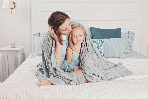 Mutter Und Kleine Tochter Zusammen Unter Der Decke Hause — Stockfoto