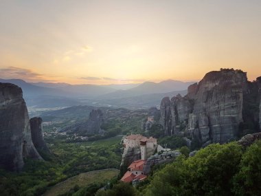 Kayalıklardaki manastırlar ve güzel günbatımı, Meteora, Yunanistan. 