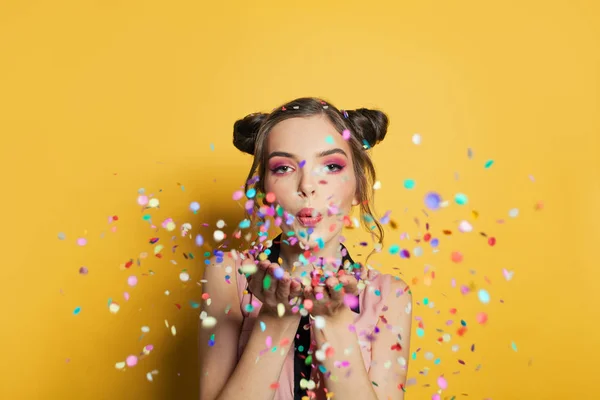 Portret Van Aantrekkelijk Meisje Kleurrijke Confetti Gele Achtergrond — Stockfoto