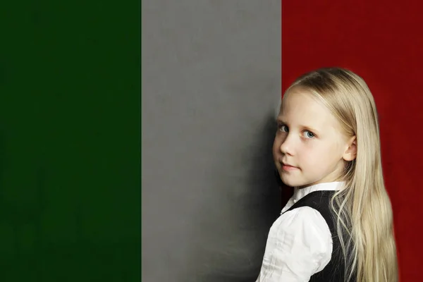 Denken Kind Meisje Student Tegen Italiaanse Vlag Achtergrond Italiaans Concept — Stockfoto