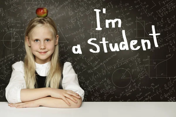 学生女の子とともにアップルと科学的背景 — ストック写真