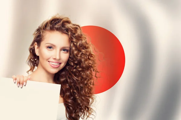 Encanta Concepto Japón Mujer Joven Con Bandera Blanca Sobre Fondo — Foto de Stock