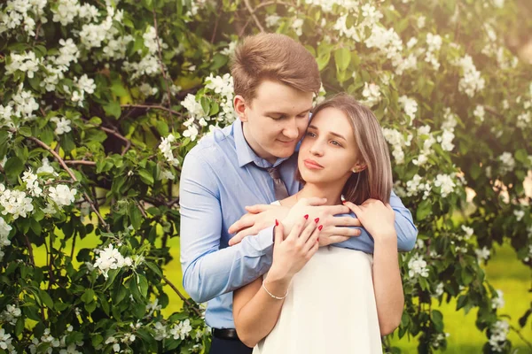 Genç Çift Aşık Oluyor Romantik Bir Buluşma — Stok fotoğraf