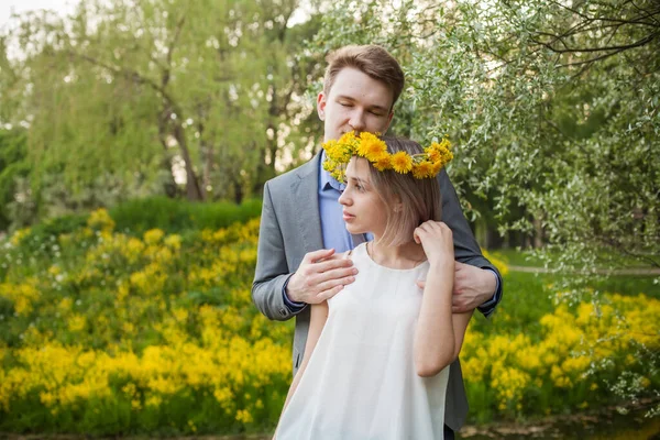 Retrato Romântico Jovem Casal Atraente Juntos Livre Parque Primavera — Fotografia de Stock