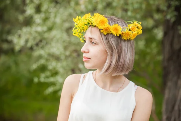 Jeune Femme Mignonne Couronne Fleurs Pissenlit — Photo