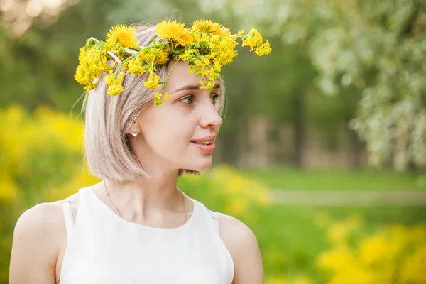 Porträtt Attraktiv Ung Kvinna Maskrosor Blommor Krans — Stockfoto