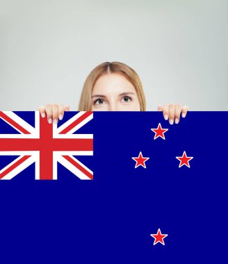 Yeni Zelanda seyahat. Mutlu kız öğrenci ile Yeni Zelanda bayrağı