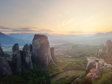 Kayalıklardaki manastırlar ve güzel günbatımı, Meteora, Yunanistan. 