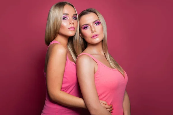 Elegantes Modelos Jóvenes Con Maquillaje Sombra Ojos Rosa Piel Brillante — Foto de Stock