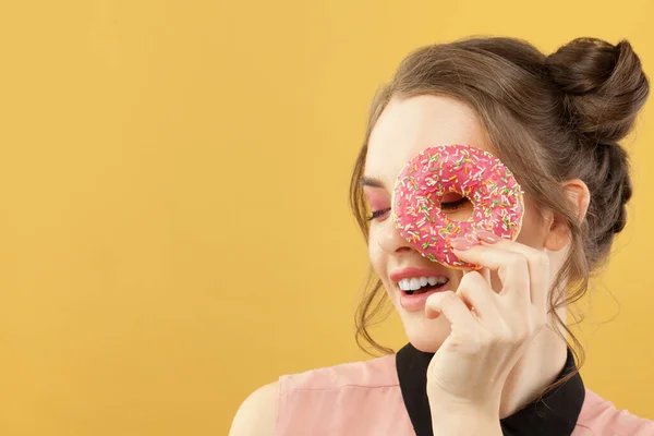Счастливая Женщина Держащая Пончик Цветном Желтом Фоне Модный Портрет — стоковое фото