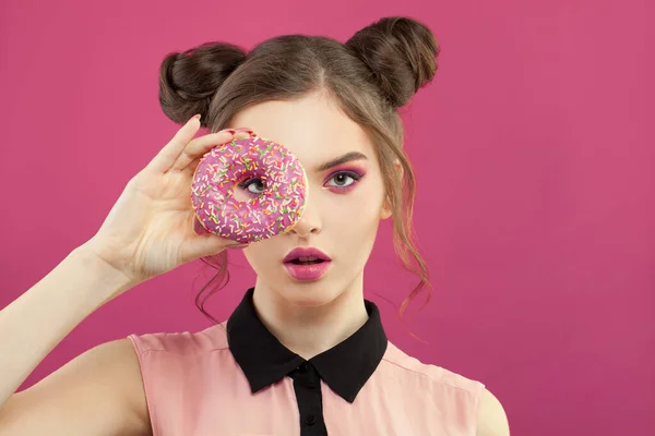 Μόδα Πορτρέτο Της Νεαρής Συμπαθητικής Γυναίκας Γλυκό Ντόνατ Πολύχρωμο Ροζ — Φωτογραφία Αρχείου