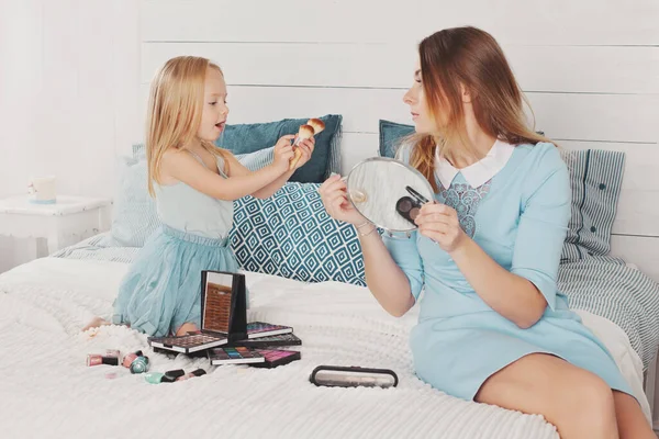 Moeder Kleine Dochter Hebben Plezier Met Make Cosmetica Thuis — Stockfoto