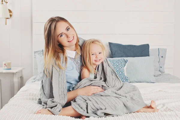 Evde Mutlu Bir Aile Çekici Anne Küçük Kızı Yatakta Oturuyor — Stok fotoğraf