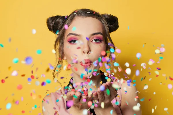 Mooi Model Vrouw Vallende Kleurrijke Confetti Gele Achtergrond — Stockfoto