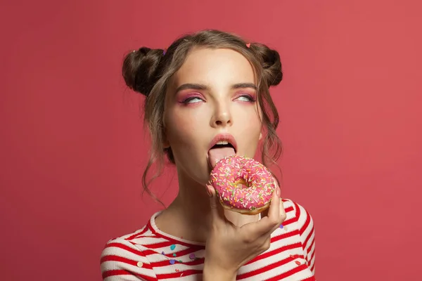 Забавная Женщина Ест Пончики Наслаждается Розовым Фоном — стоковое фото