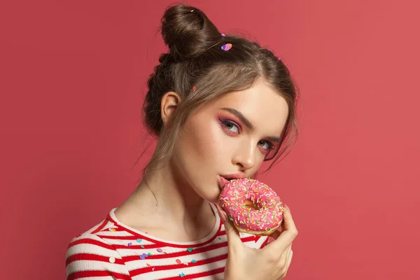 Девушка Моды Держит Пончик Розовом Фоне — стоковое фото