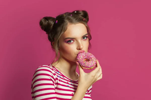 Τέλειο Μοντέλο Γυναίκα Τρώει Testy Ντόνατ Πολύχρωμο Ροζ Φόντο — Φωτογραφία Αρχείου
